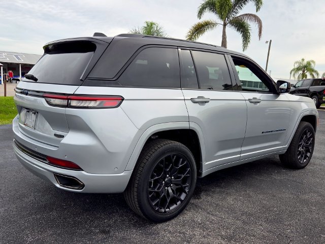 Used 2024 Jeep Grand Cherokee Summit AWD/4WD image 7