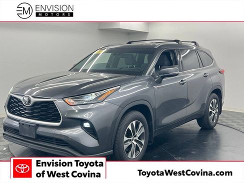 Used 2022 Toyota Highlander XLE FWD image 1