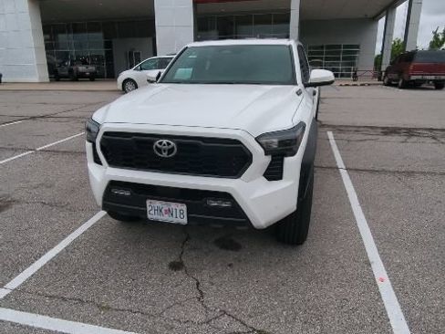 Used 2024 Toyota Tacoma TRD Off-Road w/ TRD Off Road Upgrade Package AWD/4WD image 3