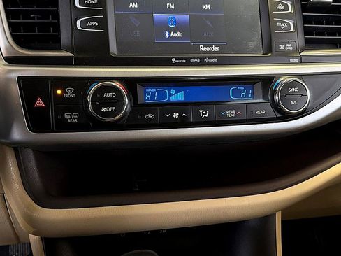 Used 2019 Toyota Highlander XLE image 17