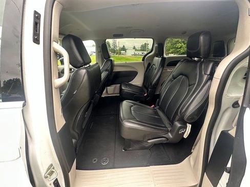 Used 2023 Chrysler Pacifica Touring-L FWD image 10