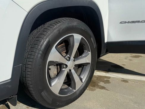 Used 2019 Jeep Cherokee Limited w/ Technology Group image 31