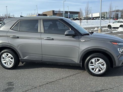 Used 2021 Hyundai Venue SE image 3