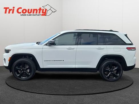 Used 2023 Jeep Grand Cherokee Altitude AWD/4WD image 5