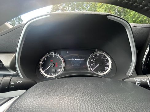 Used 2023 Toyota Highlander XLE AWD/4WD image 25
