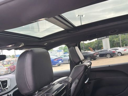 Used 2018 Chrysler Pacifica Limited w/ Advanced Safetytec Group FWD image 38