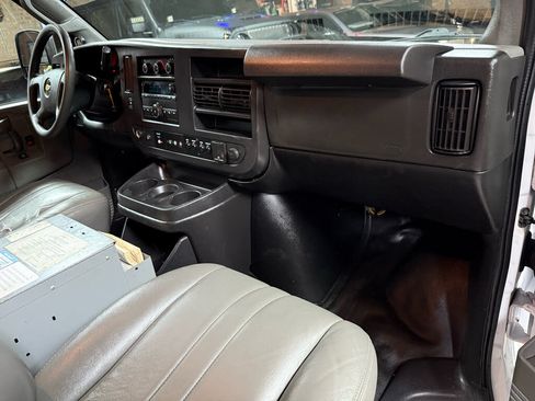 Used 2017 Chevrolet Express 2500 RWD image 10