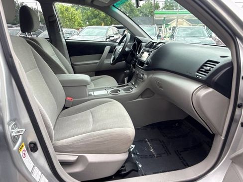 Used 2013 Toyota Highlander Plus AWD/4WD image 18