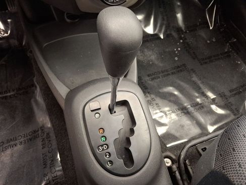 Used 2010 Toyota Yaris image 12