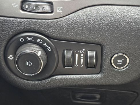 Used 2019 Jeep Cherokee Limited w/ Luxury Group AWD/4WD image 11