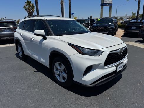 Used 2020 Toyota Highlander L FWD image 2
