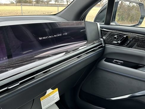 New 2025 Cadillac Escalade IQ Sport 1 w/ LPO, ONYX Package image 39