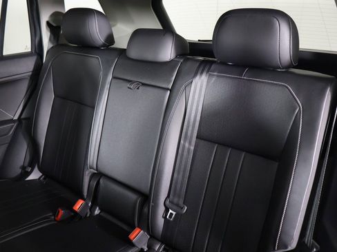 Used 2022 Volkswagen Tiguan SE w/ Panoramic Sunroof Package image 32