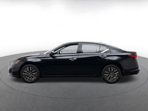 Used 2025 Nissan Altima 2.5 SV FWD image 4