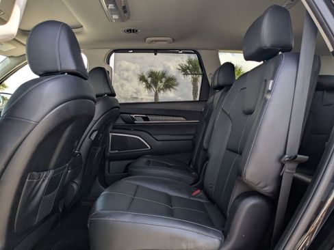 Used 2024 Kia Telluride EX w/ EX Captain's Chair Package AWD/4WD image 16
