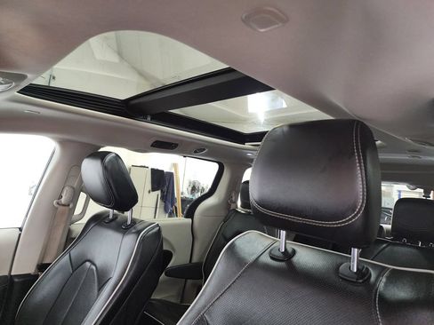 Used 2023 Chrysler Pacifica Limited FWD image 23