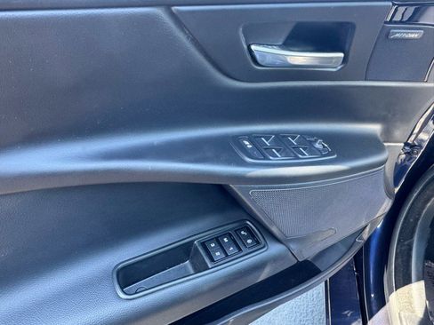 Used 2018 Jaguar XE Premium image 17