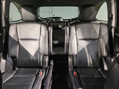 Used 2019 Toyota Highlander XLE FWD image 13
