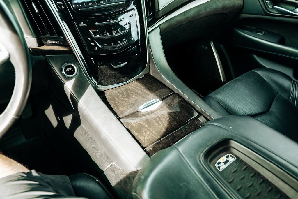 Used 2017 Cadillac Escalade Platinum AWD/4WD image 31