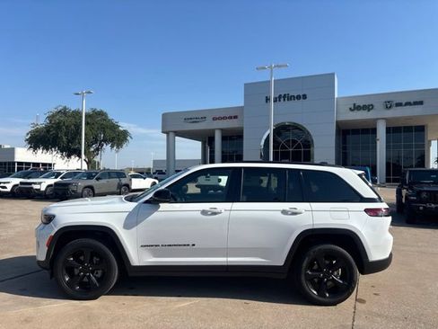 Used 2023 Jeep Grand Cherokee Limited w/ Black Appearance Package AWD/4WD image 8