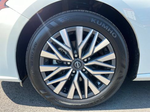 Used 2025 Nissan Altima 2.5 SV FWD image 35