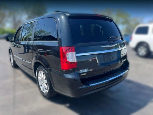 Used 2016 Chrysler Town & Country Touring image 3