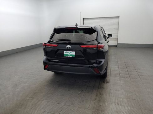 Used 2022 Toyota Highlander LE AWD/4WD image 7