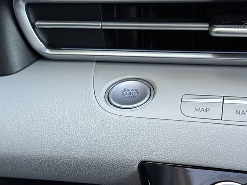 Used 2025 Hyundai Elantra Limited image 18