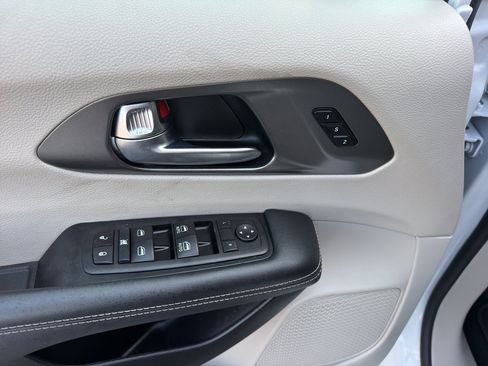 Used 2024 Chrysler Pacifica Touring-L FWD image 16