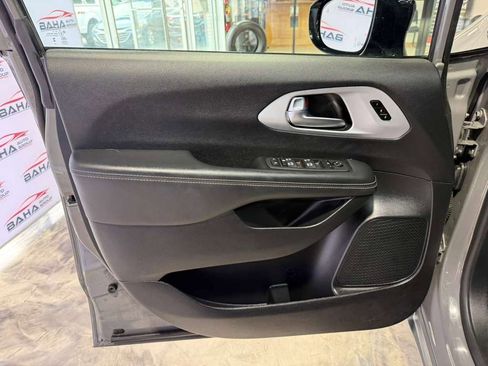 Used 2025 Chrysler Pacifica Limited image 30