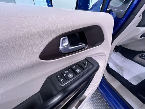 Used 2018 Chrysler Pacifica Touring-L Plus FWD image 12