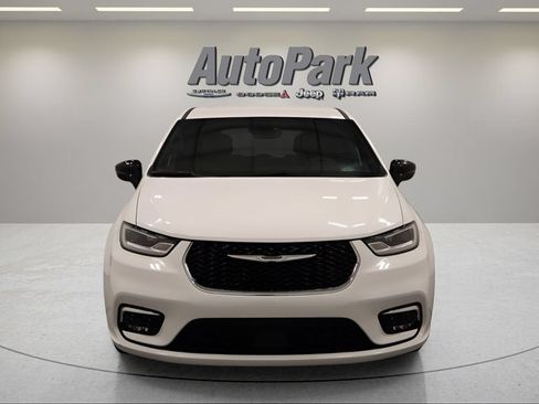 Certified 2025 Chrysler Pacifica Select FWD image 4