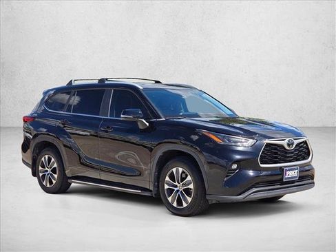 Used 2023 Toyota Highlander XLE FWD image 3