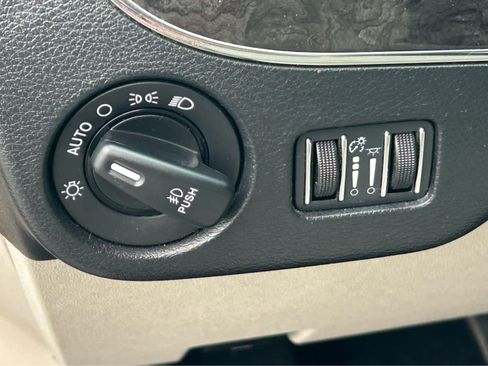 Used 2016 Chrysler Town & Country Touring-L FWD image 28