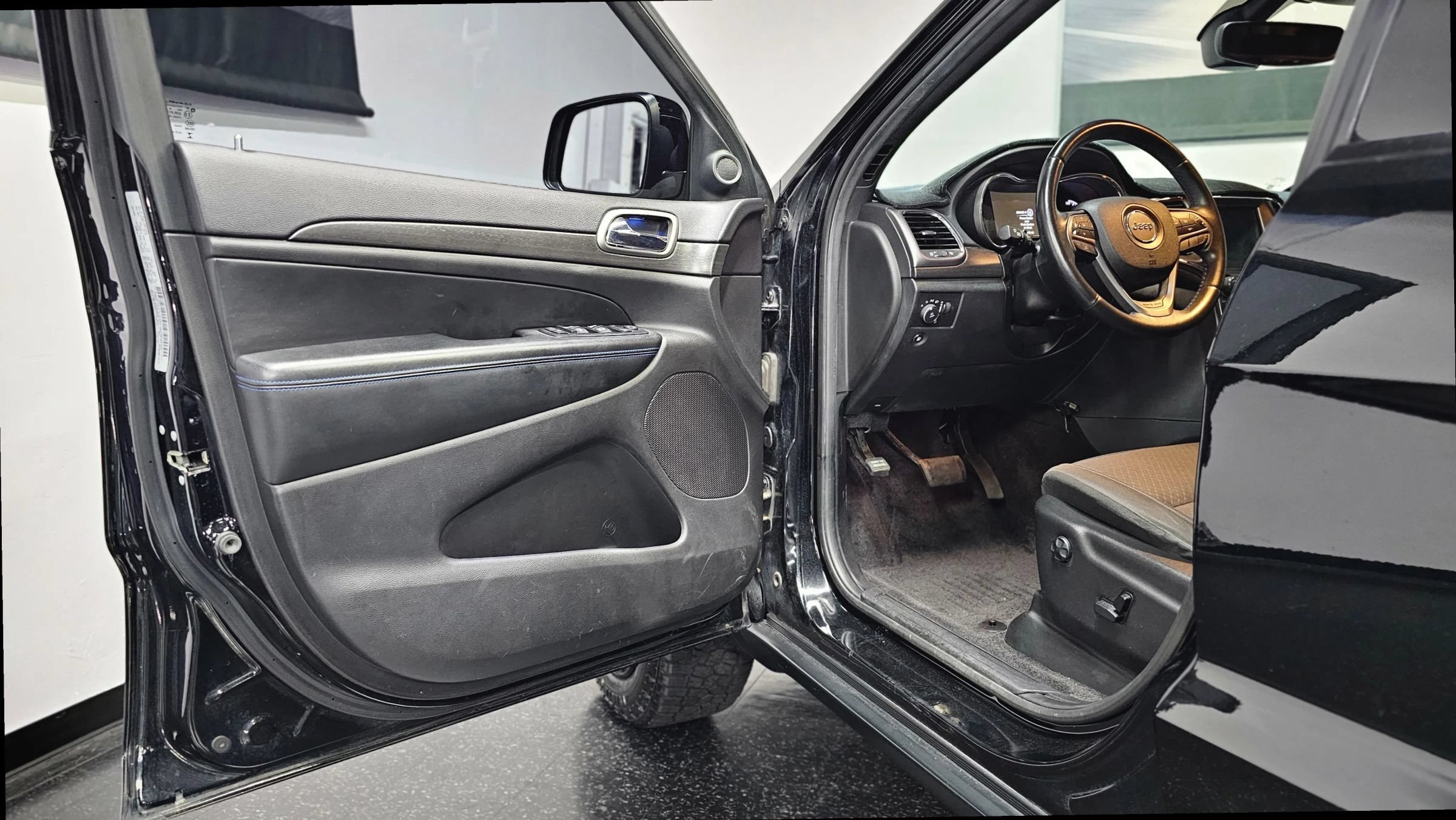Used 2018 Jeep Grand Cherokee Laredo AWD/4WD image 10