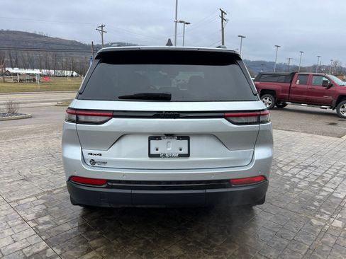 Used 2025 Jeep Grand Cherokee Altitude image 7