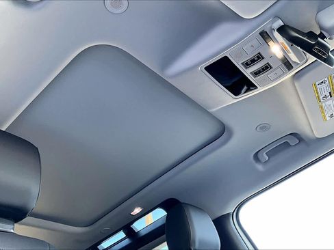 Used 2025 Land Rover Defender 90 S image 14