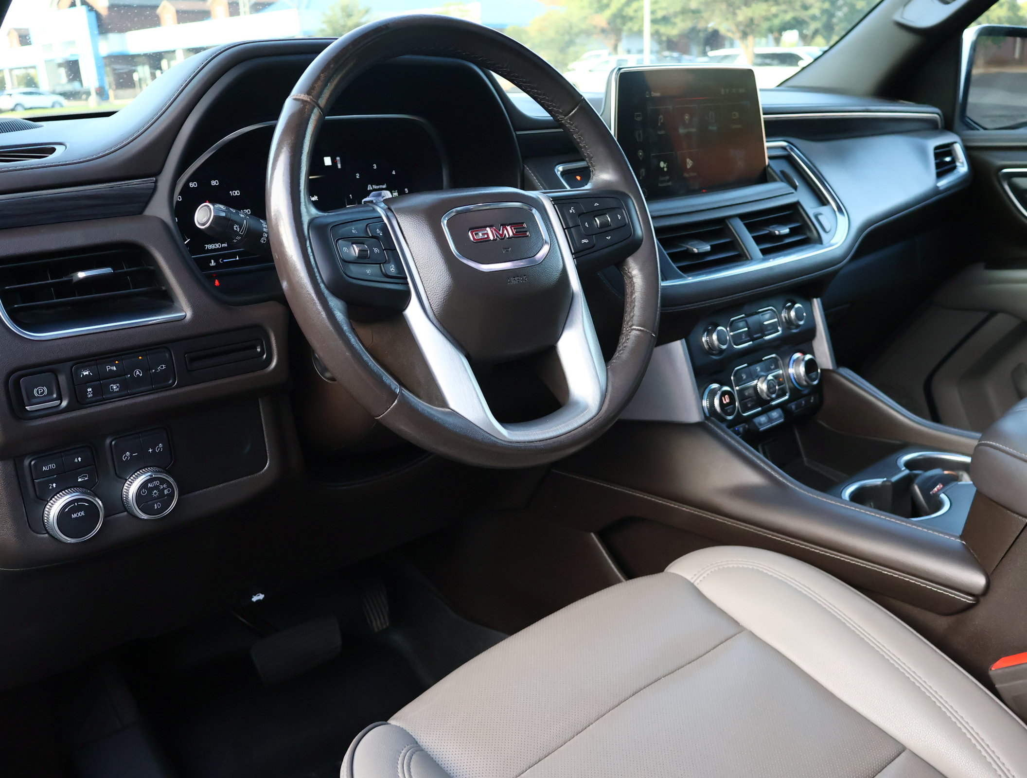 Used 2022 GMC Yukon SLT w/ SLT Premium Package AWD/4WD image 3