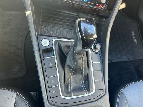 Used 2025 Volkswagen Jetta SE w/ Sunroof Package image 53
