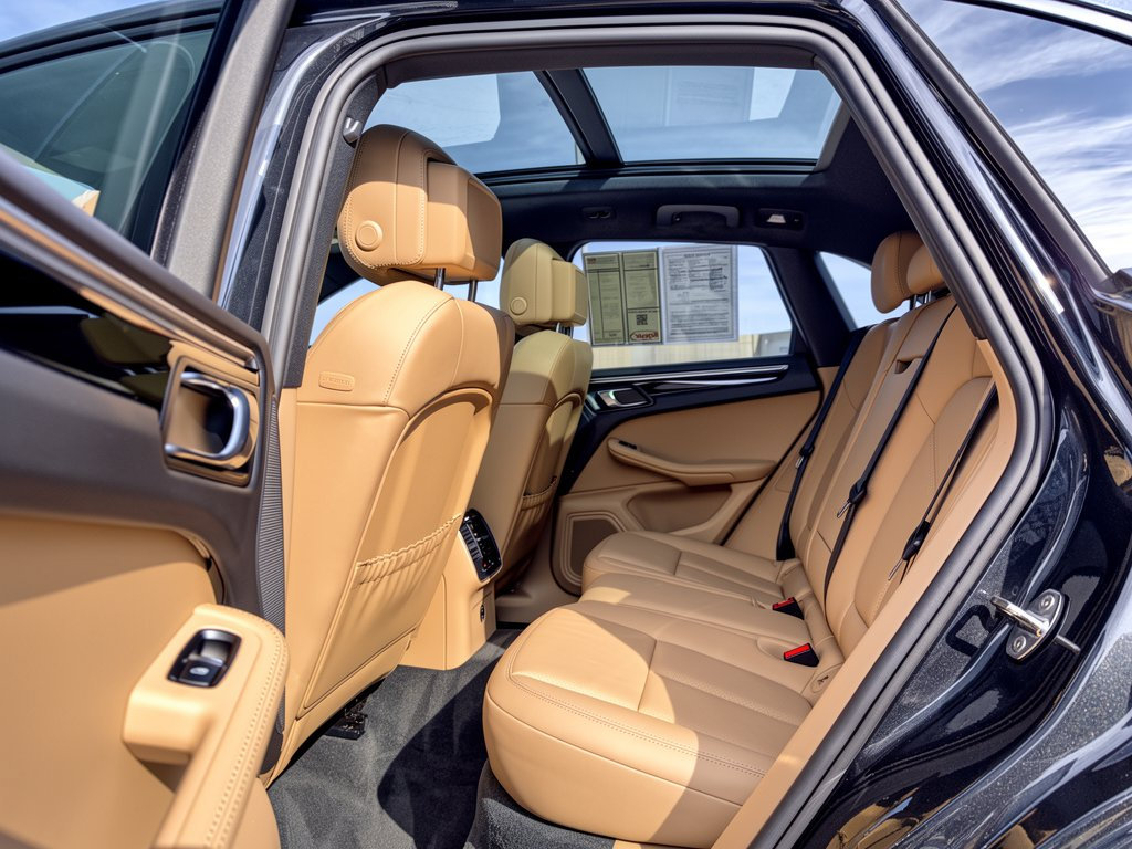 Certified 2024 Porsche Macan AWD/4WD image 25