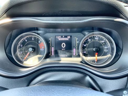 Used 2019 Jeep Cherokee Latitude Plus w/ Cold Weather Group AWD/4WD image 10