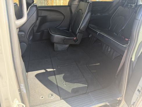 Used 2025 Chrysler Pacifica Limited FWD image 19