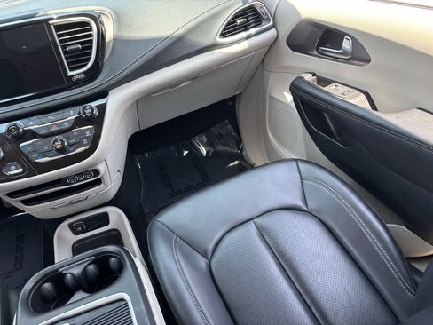 Used 2023 Chrysler Pacifica Touring-L FWD image 14