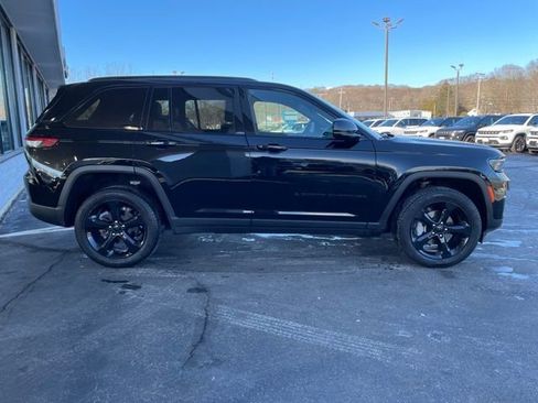 Used 2024 Jeep Grand Cherokee Limited w/ Black Appearance Package image 5