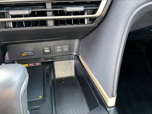 Used 2025 Toyota Camry SE image 34