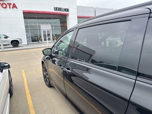 Used 2025 Chrysler Pacifica Limited image 31