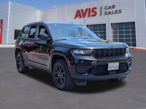 Used 2025 Jeep Grand Cherokee Altitude AWD/4WD image 3