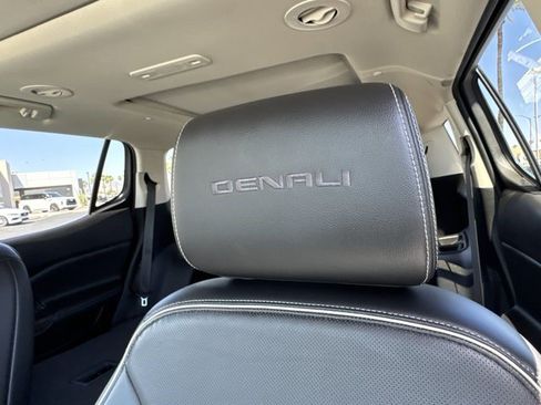 Used 2022 GMC Acadia Denali w/ Denali Ultimate Package FWD image 20