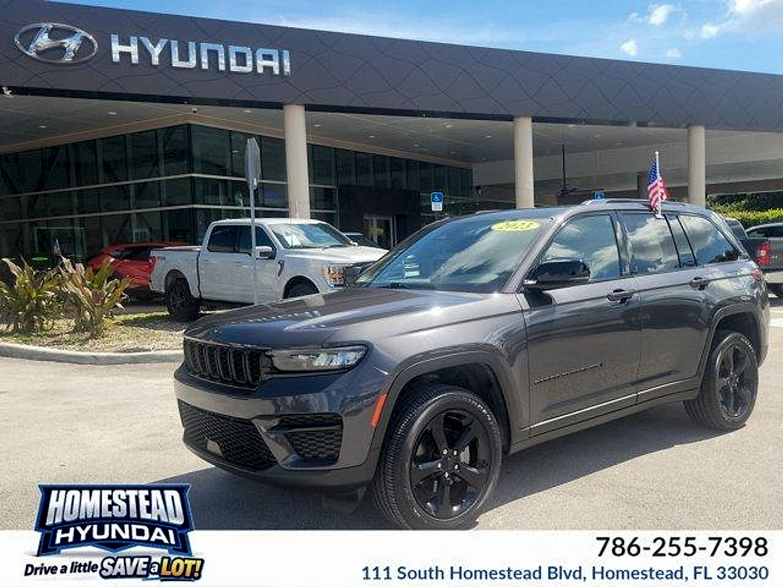 Used 2023 Jeep Grand Cherokee Altitude RWD image 1