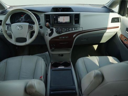 Used 2013 Toyota Sienna XLE FWD image 23